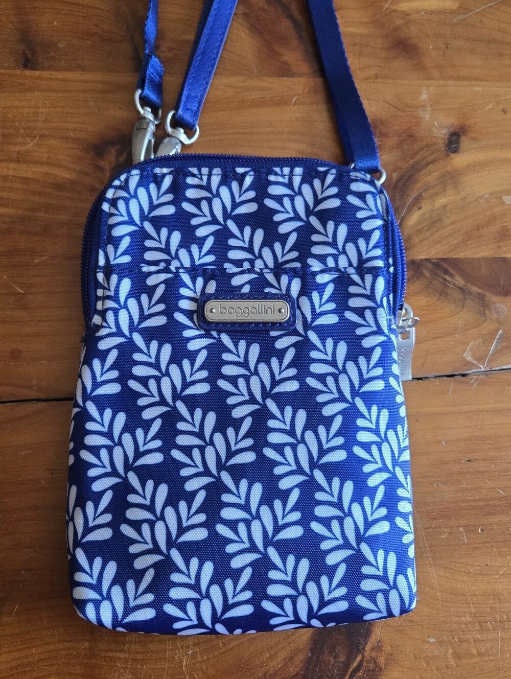 NWOT $48 Baggallini Take Two Bryant Crossbody Bag Wallet RFID Blue White Floral - Picture 4 of 7
